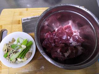 Braised Beef Brisket step 1: Cut the beef brisket into large chunks and prepare all the spices.