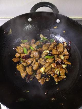 Braised Beef Brisket step 12: Stir well until the beef is evenly coated with the seasonings.