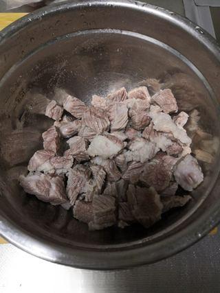 Braised Beef Brisket step 4: Drain the beef and rinse thoroughly under clean water.