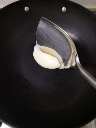 Braised Beef Brisket step 5: Heat lard or vegetable oil in a wok or saucepan.