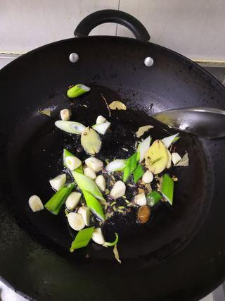 Braised Beef Brisket step 6: Add the star anise, bay leaves, nutmeg, Sichuan peppercorns, ginger, and garlic.