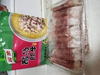 Hot and Sour Lamb Soup step 1: Prepare the lamb slices, seasoning packet, and chopped scallions.