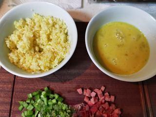 Golden Egg Fried Rice Recipe step 3: Beat the eggs and mix the rice thoroughly until each grain is coated with egg yo