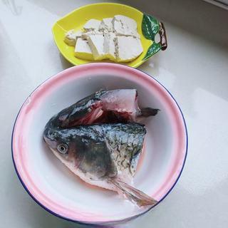 Catfish and Tofu Vegetable Soup step 2: Cut the tofu into cubes and prepare the fish head and fish pieces.