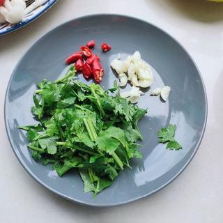 Catfish and Tofu Vegetable Soup step 4: Finely chop the cilantro, minced ginger, and dried chili peppers.
