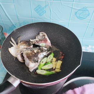 Catfish and Tofu Vegetable Soup step 8: Add the green onions, ginger slices, star anise, and Sichuan peppercorns. Stir-f