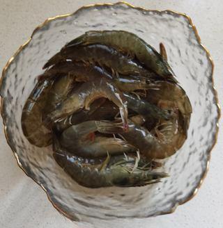 Sweet and Sour Braised Shrimp step 1: Rinse the shrimp thoroughly under running water.
