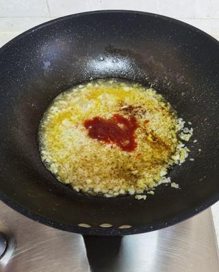 Sweet and Sour Braised Shrimp step 12: Using the remaining oil, sauté the garlic and ginger until fragrant. Add cooking