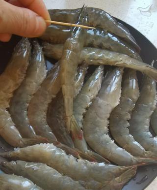 Sweet and Sour Braised Shrimp step 3: Use a toothpick to remove the intestinal vein from the back of each shrimp.