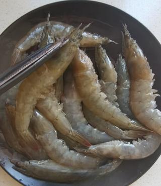 Sweet and Sour Braised Shrimp step 4: Trim the sharp rostrum (shrimp horn) from the head.