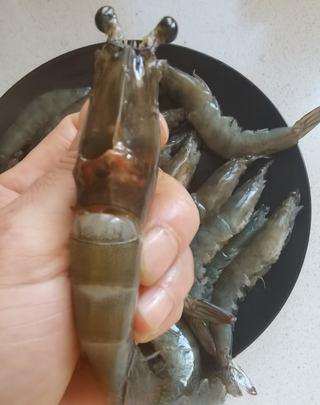 Sweet and Sour Braised Shrimp step 5: Remove the sand sacs from the head area and rinse again.