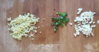Sweet and Sour Braised Shrimp step 8: Finely mince the garlic and ginger, and chop the green onion greens.