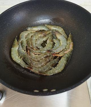 Sweet and Sour Braised Shrimp step 9: Heat oil in a skillet and pan-fry the shrimp until one side turns pink and light