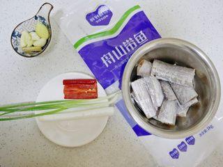 Braised Croaker in Savory Sweet Sauce step 1: Prepare the croaker fish, scallion, ginger, garlic, and other ingredients.