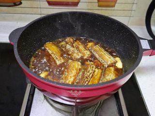 Braised Croaker in Savory Sweet Sauce step 10: Return the fish to the pan and pour in the prepared braising sauce. Add a little