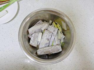 Braised Croaker in Savory Sweet Sauce step 2: Cut the cleaned croaker into serving pieces. Marinate with cooking wine, salt, w