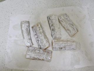 Braised Croaker in Savory Sweet Sauce step 5: Pat the marinated fish dry with paper towels to prevent oil splatter.