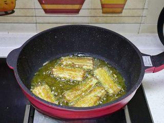 Braised Croaker in Savory Sweet Sauce step 7: Turn the fish over and fry until both sides are golden brown.
