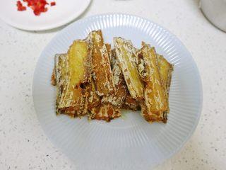 Braised Croaker in Savory Sweet Sauce step 8: Remove the fried fish and set aside.