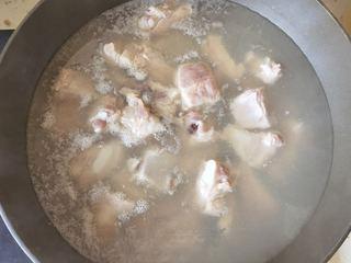 Mala Braised Pork Ribs with Potatoes and Onions step 1: Place the pork ribs in a pot of cold water.