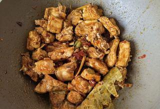 Mala Braised Pork Ribs with Potatoes and Onions step 11: Stir-fry for several minutes to combine.