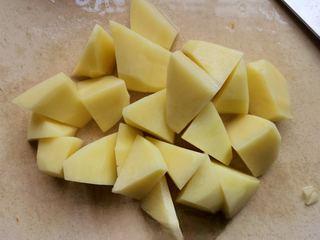 Mala Braised Pork Ribs with Potatoes and Onions step 15: Peel the potatoes and cut them into large chunks.