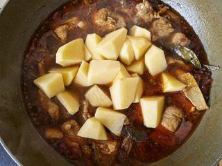 Mala Braised Pork Ribs with Potatoes and Onions step 17: Add the potato chunks to the pot.