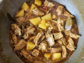 Mala Braised Pork Ribs with Potatoes and Onions step 19: Reduce the sauce until thickened to your preferred consistency.
