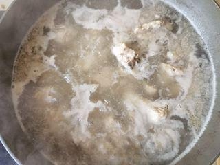 Mala Braised Pork Ribs with Potatoes and Onions step 2: Bring to a boil and blanch twice to remove impurities.