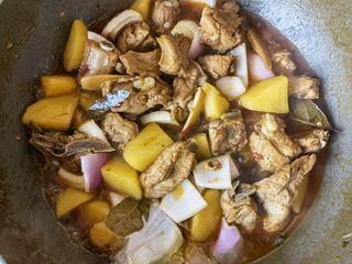 Mala Braised Pork Ribs with Potatoes and Onions step 21: Toss briefly until the onions are slightly softened, then turn off the heat.