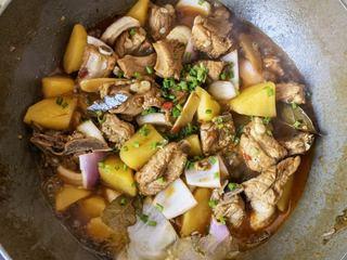Mala Braised Pork Ribs with Potatoes and Onions step 22: Garnish with chopped scallions before serving.