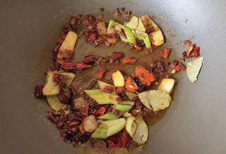 Mala Braised Pork Ribs with Potatoes and Onions step 7: Stir-fry until the oil turns red and aromatic.