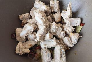 Mala Braised Pork Ribs with Potatoes and Onions step 8: Add the pork ribs to the pot.
