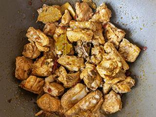 Mala Braised Pork Ribs with Potatoes and Onions step 9: Stir well to coat the ribs evenly with the seasoning.