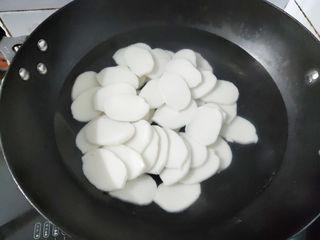 Stir-Fried Rice Cakes with Crispy Sausage and Vegetables step 3: Bring a pot of water to a boil. Cook the rice cake slices until softened, then d
