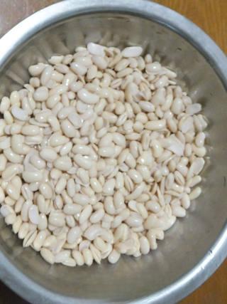 Red Bean and Jujube Paste Pastries step 1: Rinse the red beans and soak them in water for 24 hours.