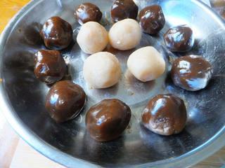 Red Bean and Jujube Paste Pastries step 10: Shape the red bean paste and jujube paste fillings into 35 g balls and set aside