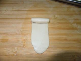 Red Bean and Jujube Paste Pastries step 15: Roll the oval tightly into a cylinder.
