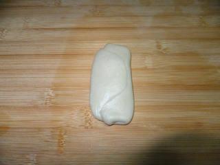 Red Bean and Jujube Paste Pastries step 16: Rest for 15 minutes, then roll and fold again. Repeat after another 15-minute re