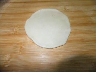 Red Bean and Jujube Paste Pastries step 17: Flatten each dough piece and roll into a round wrapper.
