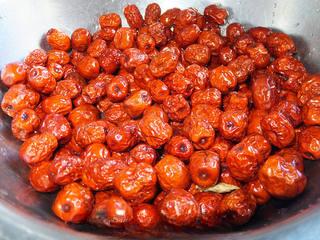 Red Bean and Jujube Paste Pastries step 5: Wash the dried jujubes thoroughly.