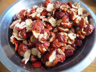 Red Bean and Jujube Paste Pastries step 6: Pit the jujubes while they are still slightly moist.