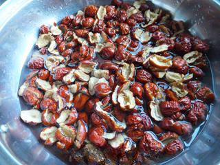 Red Bean and Jujube Paste Pastries step 7: Simmer the jujubes until soft.