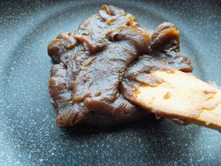 Red Bean and Jujube Paste Pastries step 9: Cook the strained jujube paste with sugar, adding peanut oil in batches while st