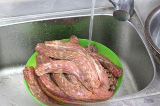 Spicy Braised Duck Necks step 10: Rinse the marinated duck necks under running water.