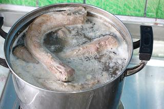 Spicy Braised Duck Necks step 11: Blanch the duck necks briefly in boiling water.