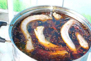 Spicy Braised Duck Necks step 13: Soak the blanched duck necks in the cooled braising liquid for 2 to 3 hours.