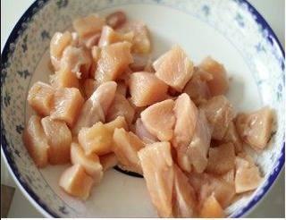 Cumin Chicken with Spicy Chili Crunch step 2: Cut the chicken breast into 1 cm cubes.