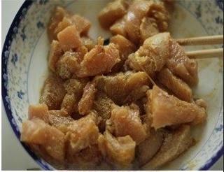 Cumin Chicken with Spicy Chili Crunch step 3: Coat the chicken cubes evenly with frying mix until all pieces are lightly cover