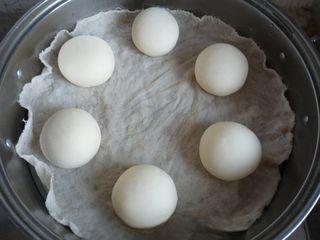 Steamed Milk Bread Rolls step 7: Arrange the rolls in a steamer basket and let them rest for 15 minutes.